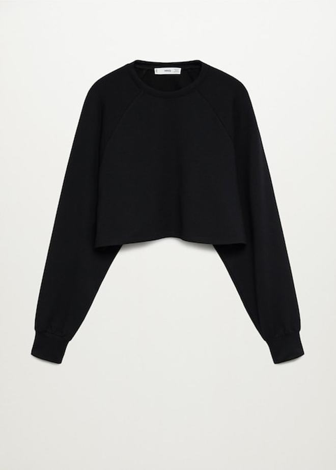 Sudadera básica negra tipo 'cropped', de Mango