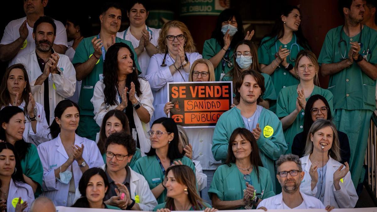 Protesta de los médicos a las puertas del hospital Clínico de Zaragoza, esta semana.