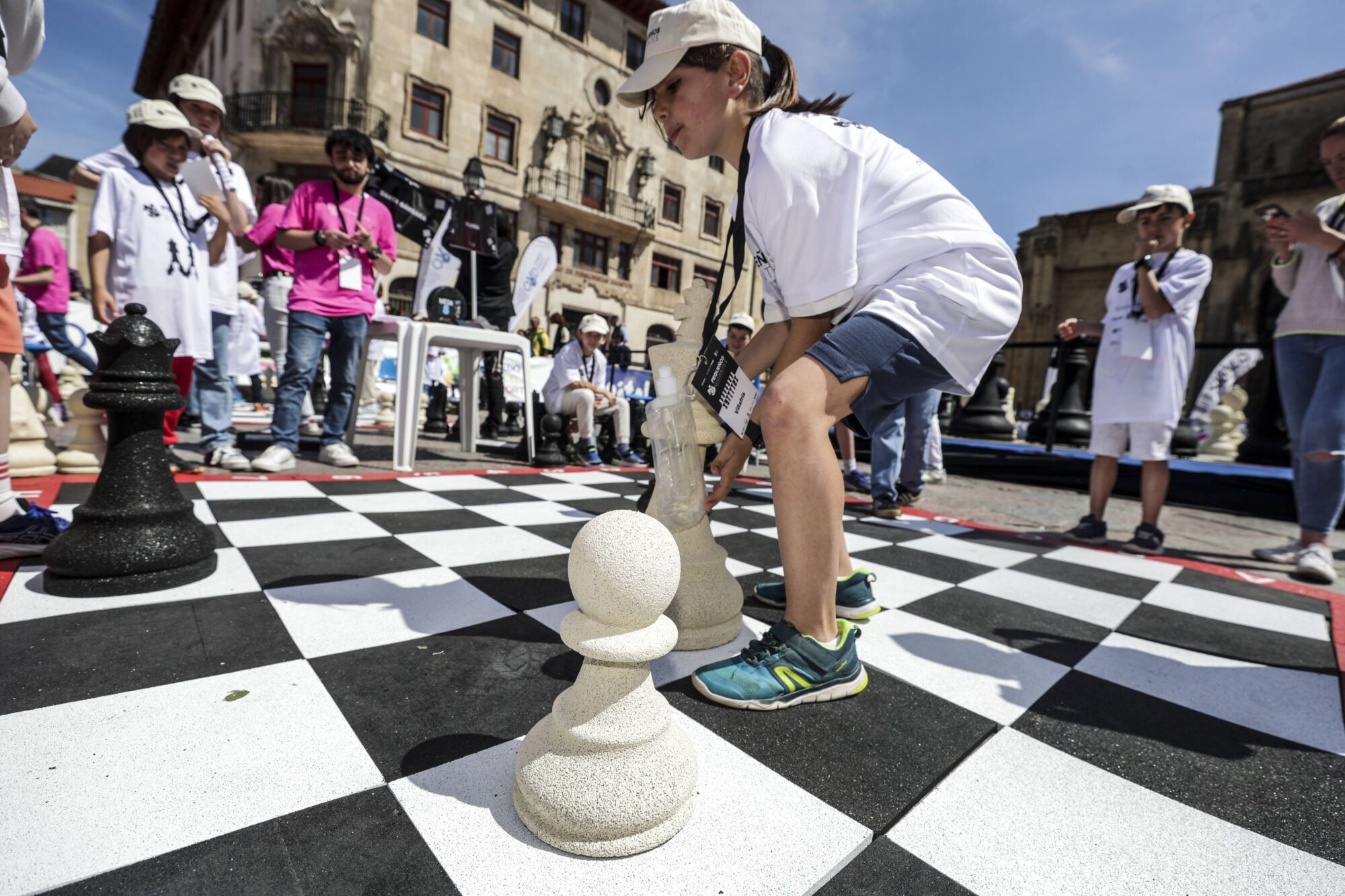 EN IMÁGENES: Torneo escolar de ajedrez gigante en la plaza de la catedral de Oviedo