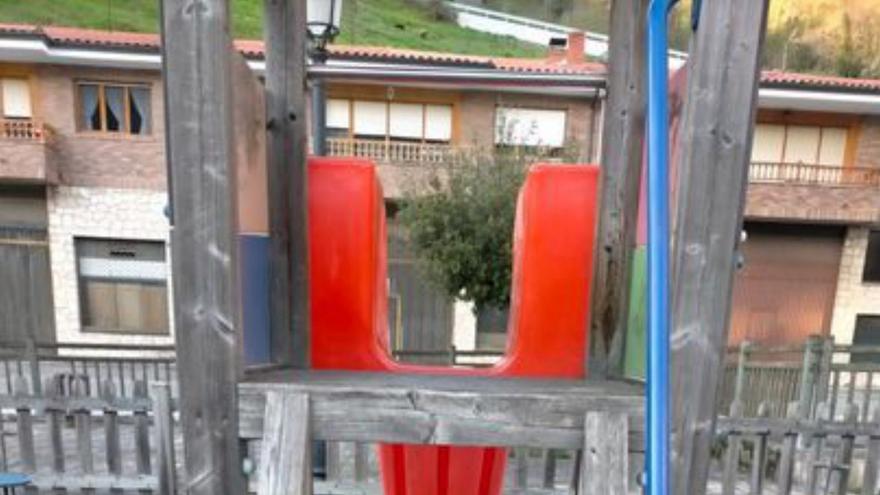 Del Peño denuncia el mal estado del parque infantil de Cabañaquinta