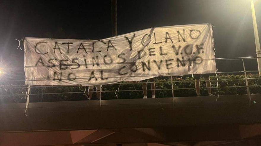 Pancarta contra el Ayuntamiento por el convenio