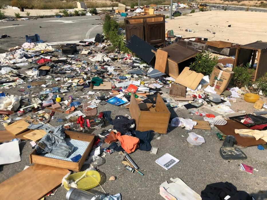 Basura en el entorno del Cementerio