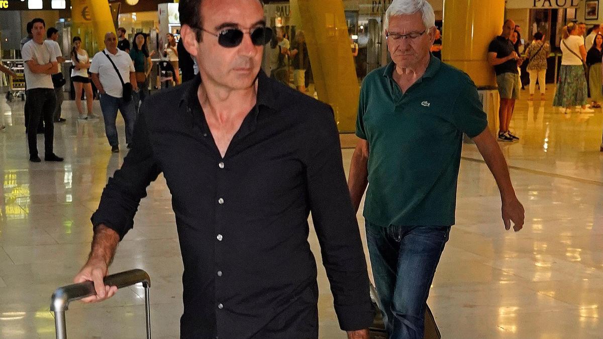Enrique Ponce y su suegro, Federico Soria, llegan al aeropuerto de Barajas