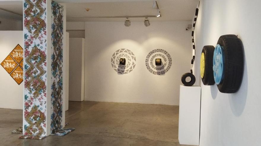 Betsabeé Romero fija los códigos de su arte en la galería Saro León
