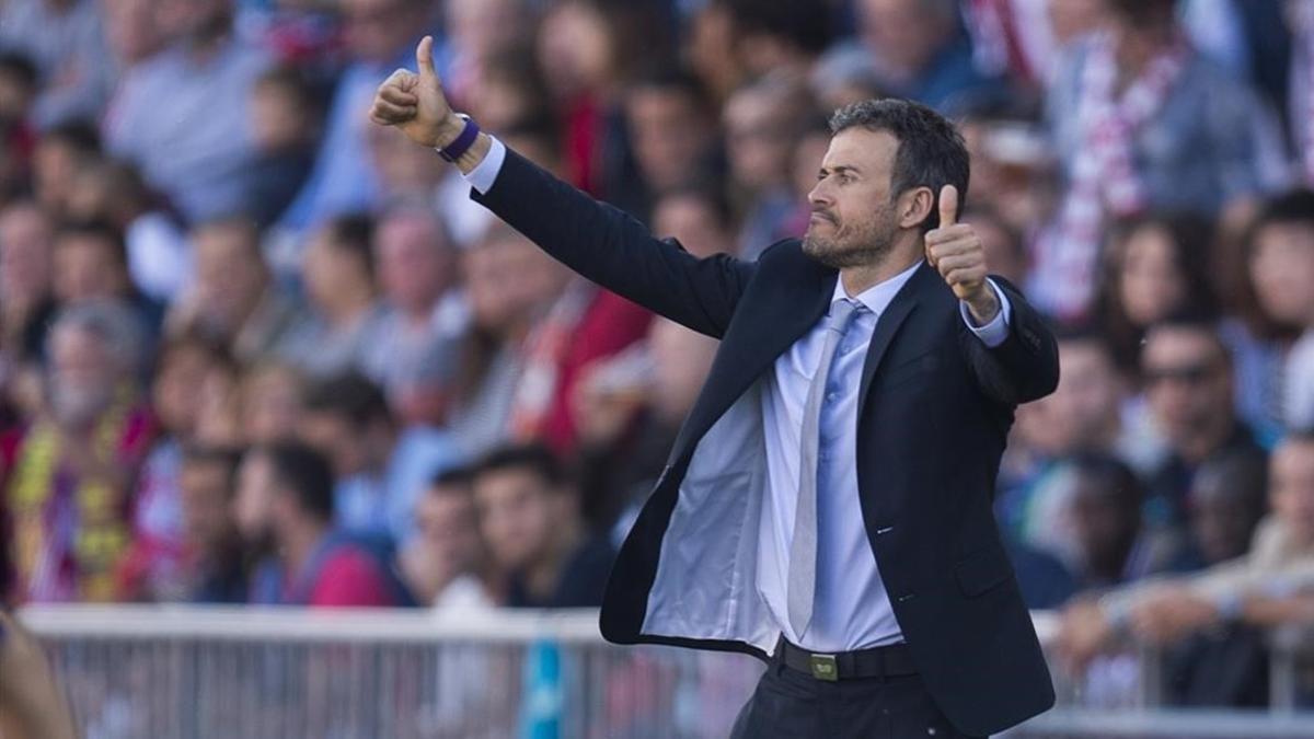 Luis Enrique da instrucciones al equipo durante el partido contra el Granada