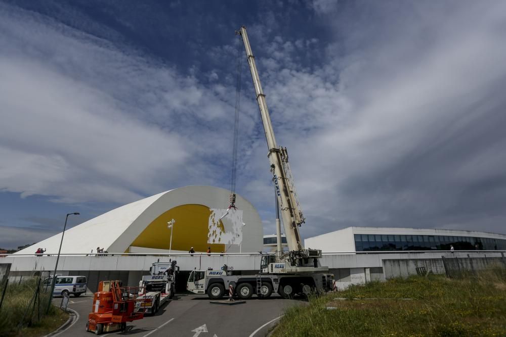 Instalación de la estatua de Genovés en el Niemeyer