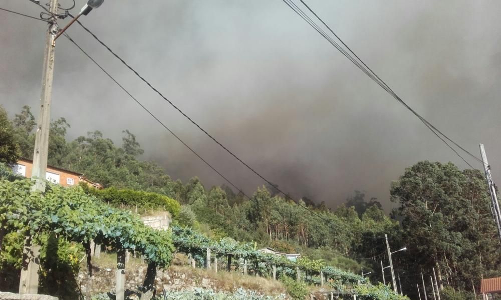 El incendio forestal originado en Soutomaior obligó a desalojar varias casas en Redondela