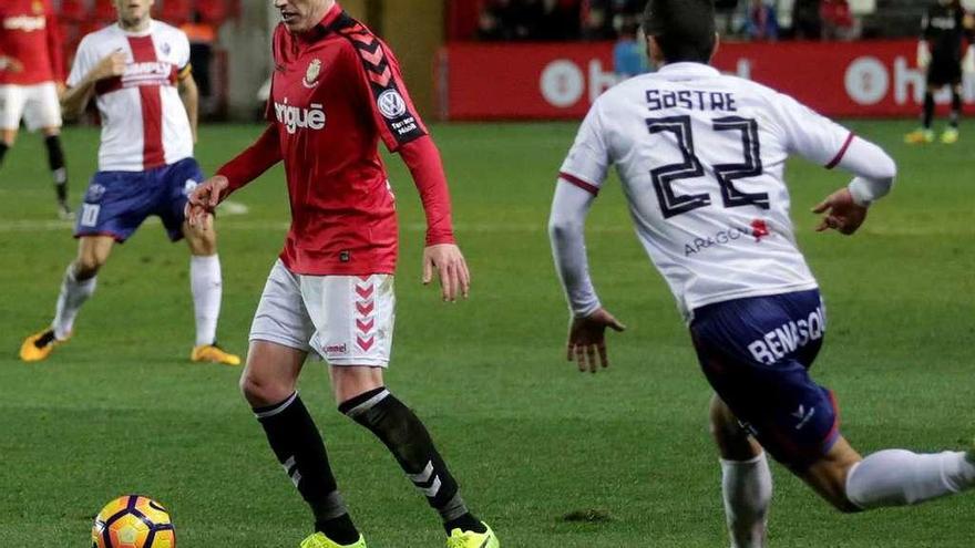 Mossa, con el balón, en un partido del Nàstic ante el Huesca.