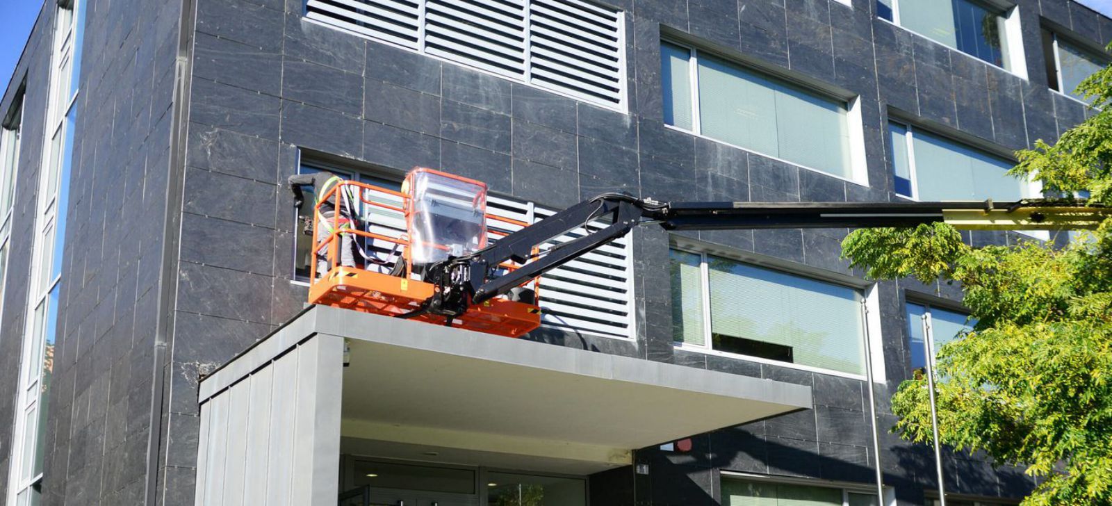 Instalación de láminas en las ventanas del edificio que alberga los juzgados de Cangas.