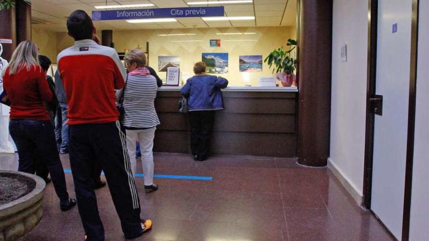 Un grupo de pacientes en un centro de salud de la capital.