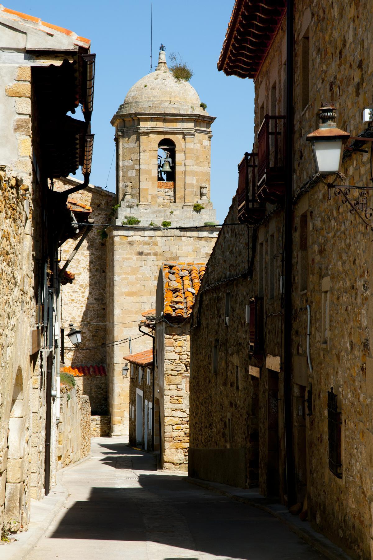 La preciosa torre y cúpula de la iglesia de Puertomingalvo