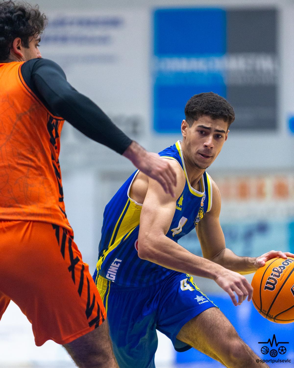 Djihad Mallik, MVP del partido, en un lance del encuentro.