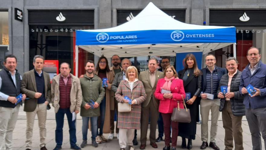 Por la izquierda, José Ramón Pando, Nacho Cuesta, Luis Ángel Alonso, Pablo Fernández, Covadonga Díaz, José Manuel Bocero, José Manuel Torres, Rosario Suárez, Alfredo Canteli, David Álvarez, Montserrat Álvarez, Leticia González, Ignacio Morales, José Ramón Prado y Mario Arias, ayer, haciendo campaña en la calle Pelayo. | LNE