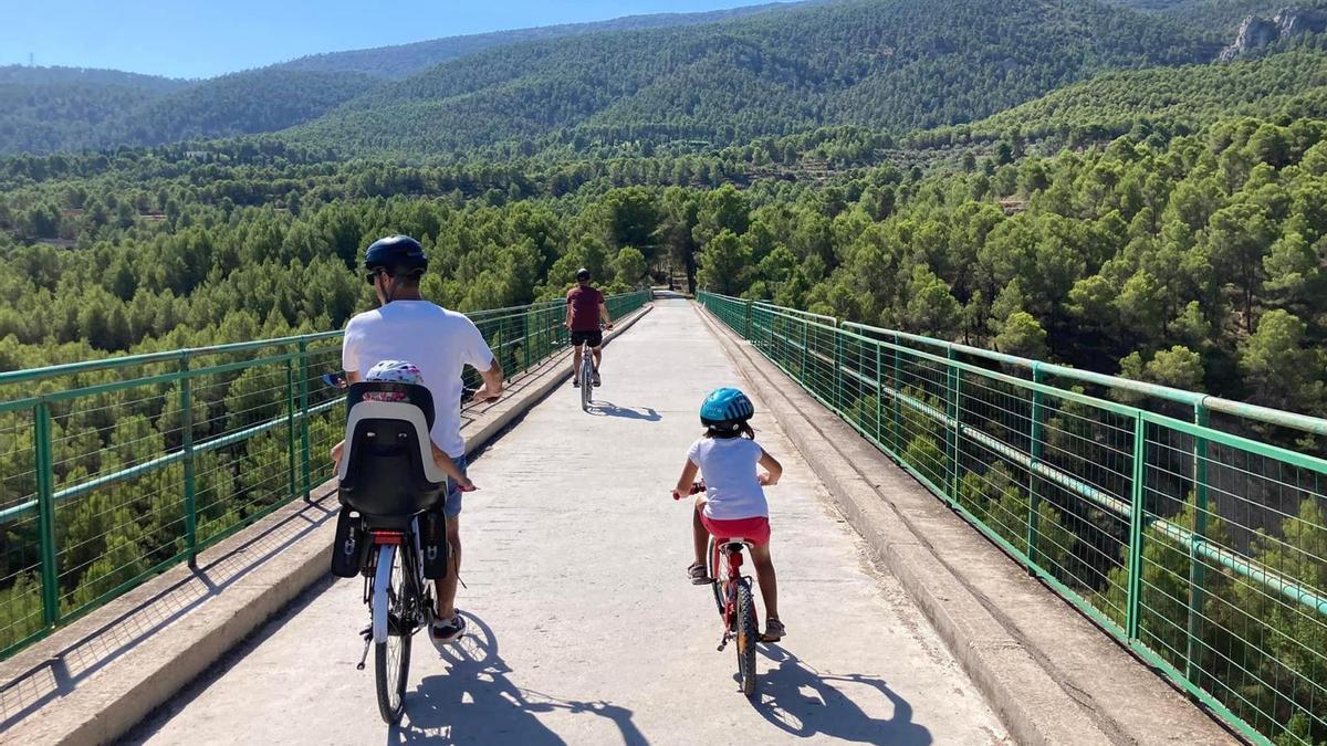 Una familia pedaleando por la preciosa vía verde de Alcoi.