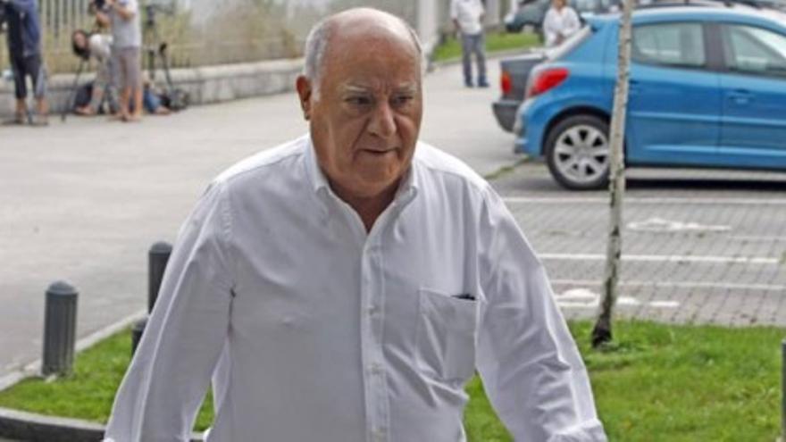 Llegada de la hija de Rosalía Mera y Amancio Ortega al tanatorio