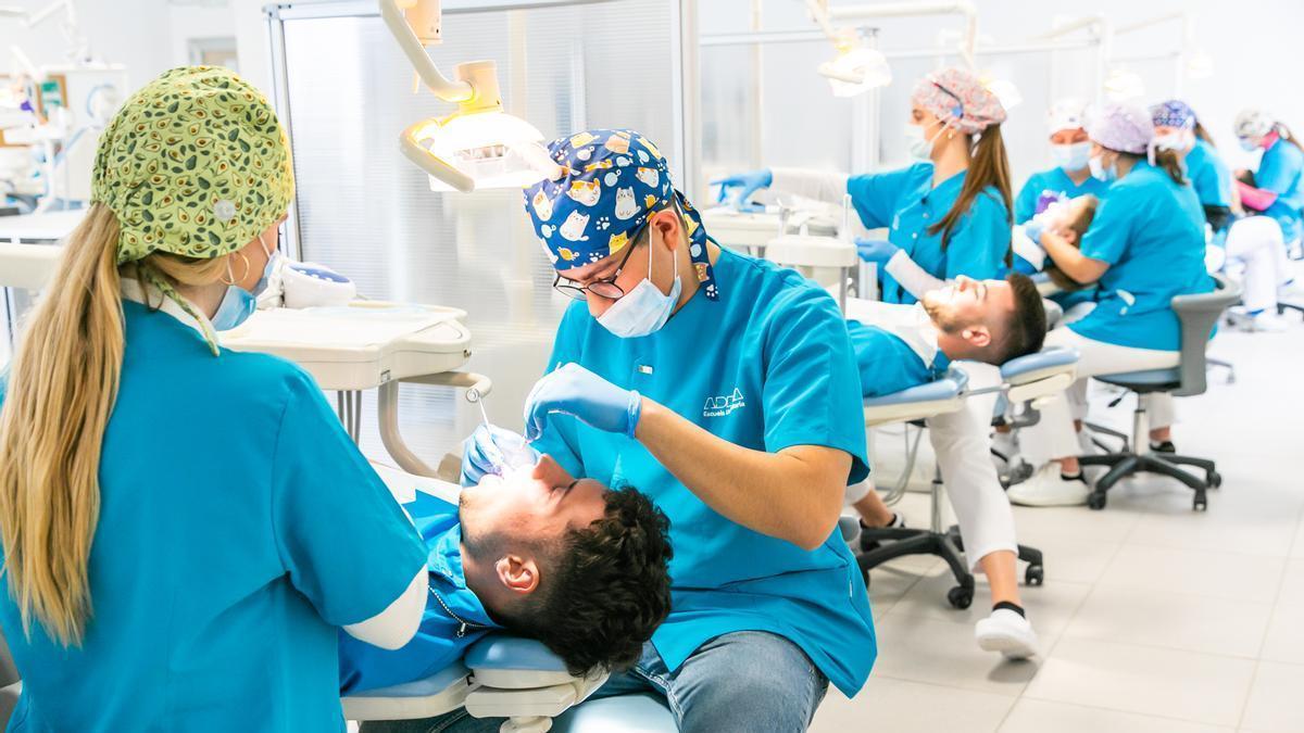 Estudiantes del grado de Odontología de ADEMA.