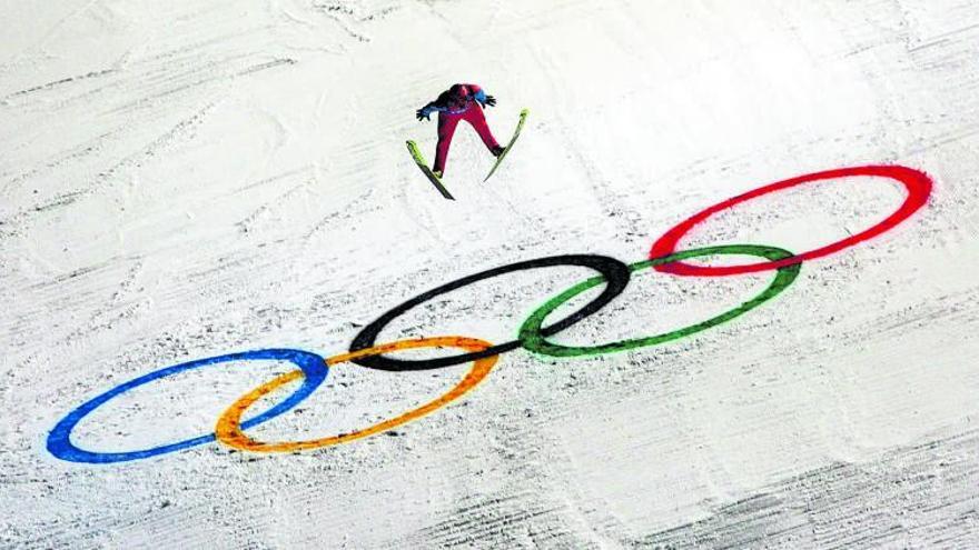 Imagen de un saltador de esquí desde trampolín en los últimos Juegos Olímpicos de invierno. | EFE