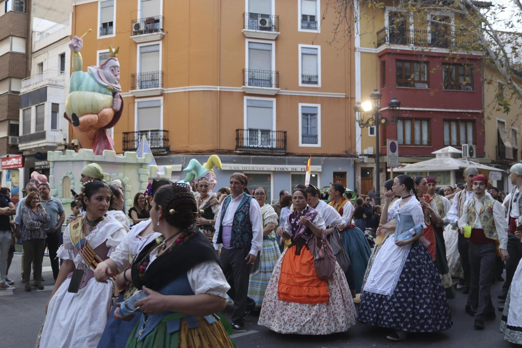 La tradicional visita a las fallas de Xàtiva en imágenes