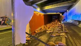 El vuelco de un camión esparce 30 toneladas de jamones y corta una carretera de Madrid