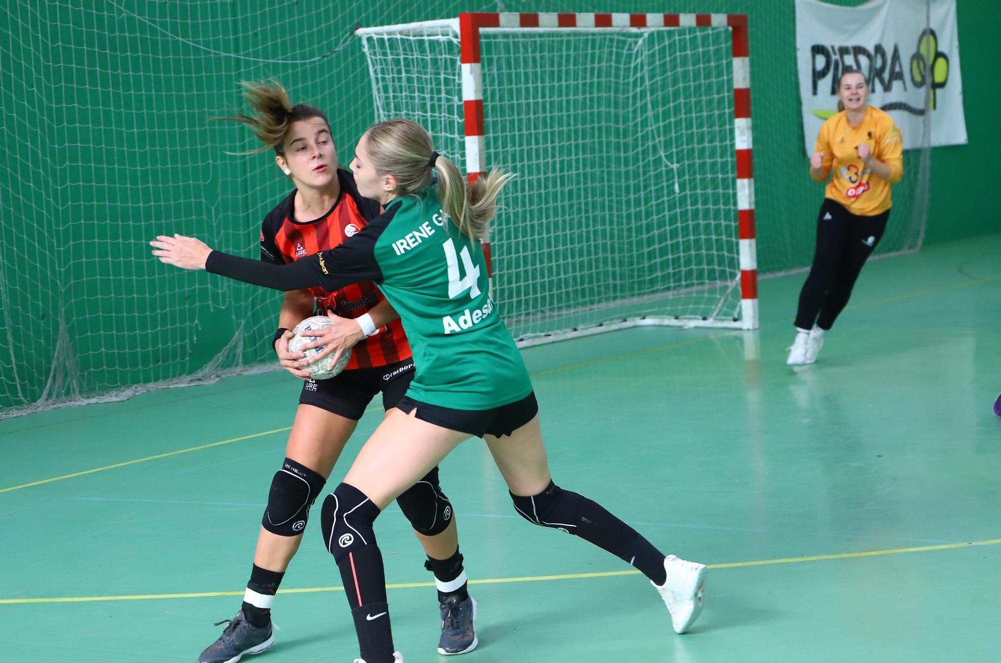 Adesal - Deza Cajasur : el derbi del balonmano femenino cordobés en imágenes