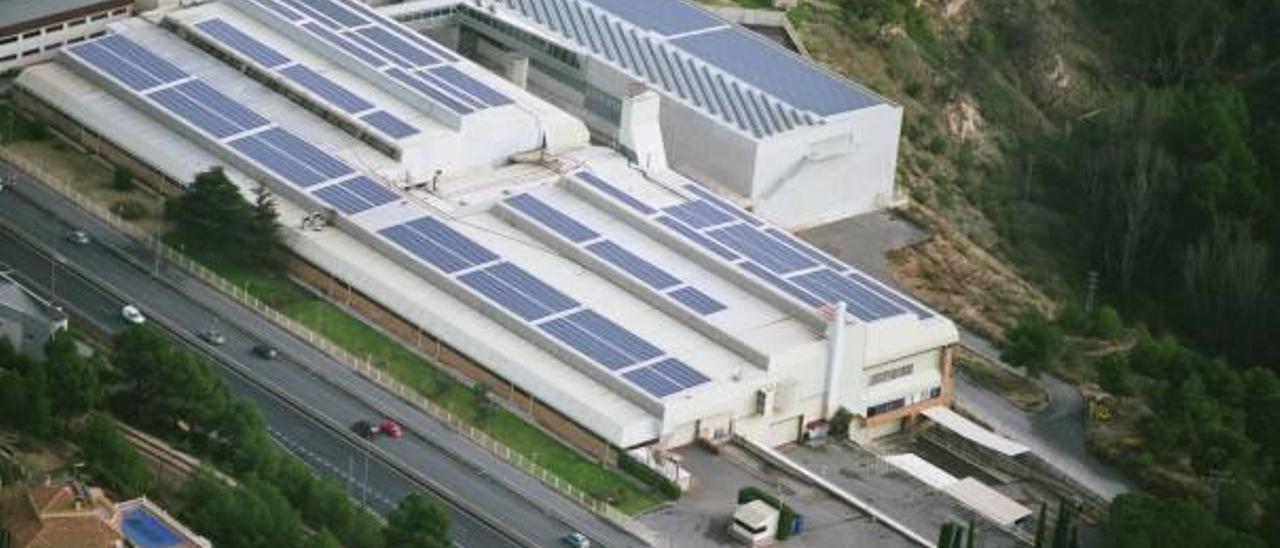 Instalación solar fotovoltaica conectada a la red eléctrica y situada en la cubierta de la empresa Jover Textil de Cocentaina.