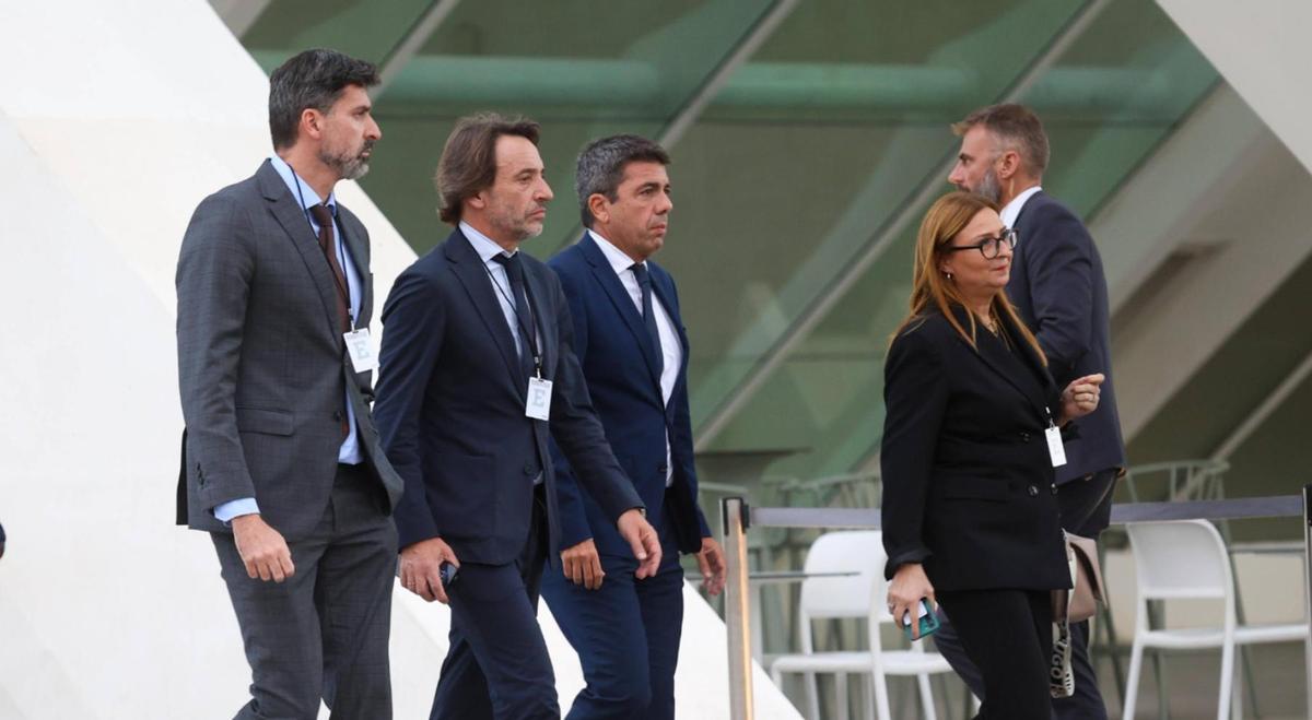 El expresident de la Generalitat Valenciana, Carlos Mazón, en el Funeral de Estado por la dana junto a su equipo
