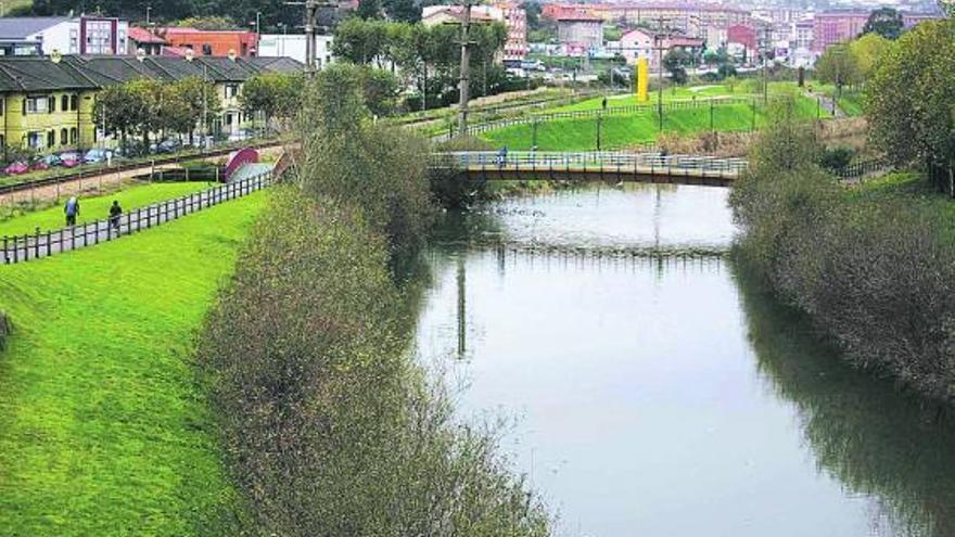 El paseo de la ría de Avilés, en una imagen tomada ayer.