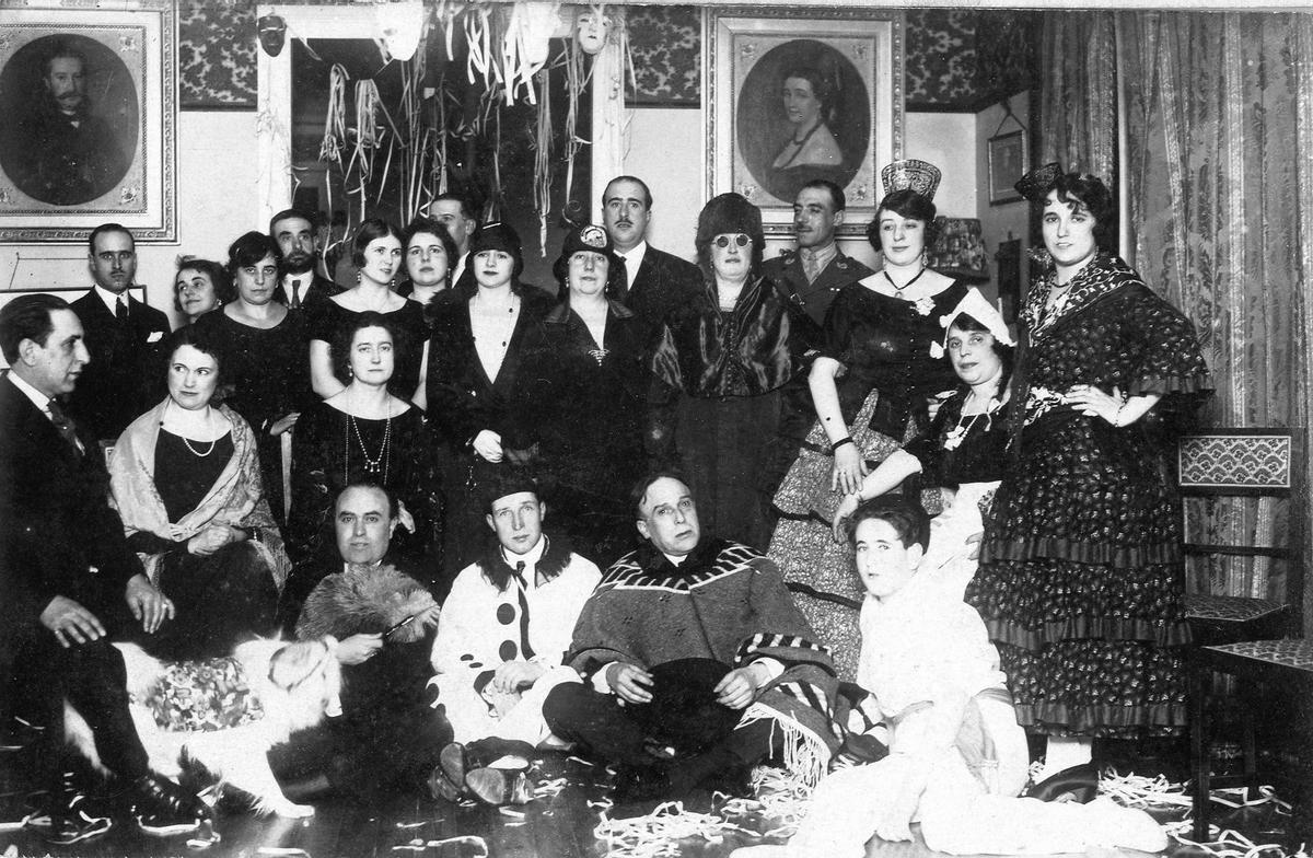 Grupo de amigos en una fiesta privada en la que algunos aparecen disfrazados. Fotografía realizada por Collada. Año h. 1928. Muséu del Pueblu d'Asturies.