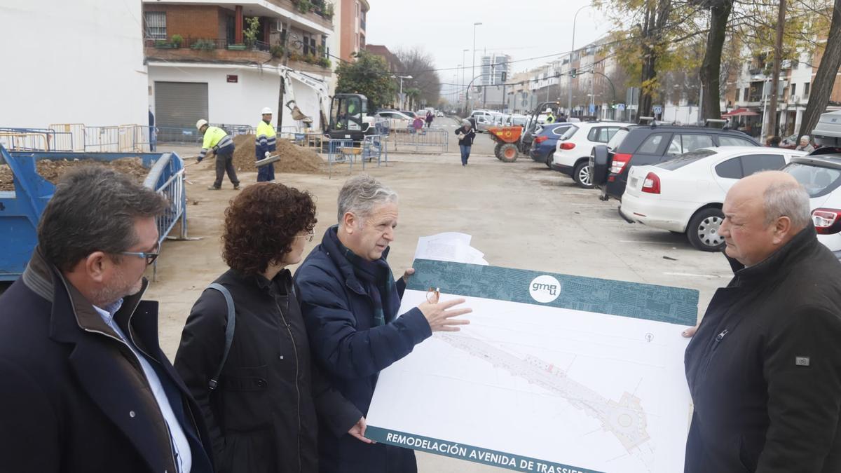 Isabel Casas, Salvador Fuentes y Rafael Ruiz, con el plano de la obra de la segunda fase de Trassierra.