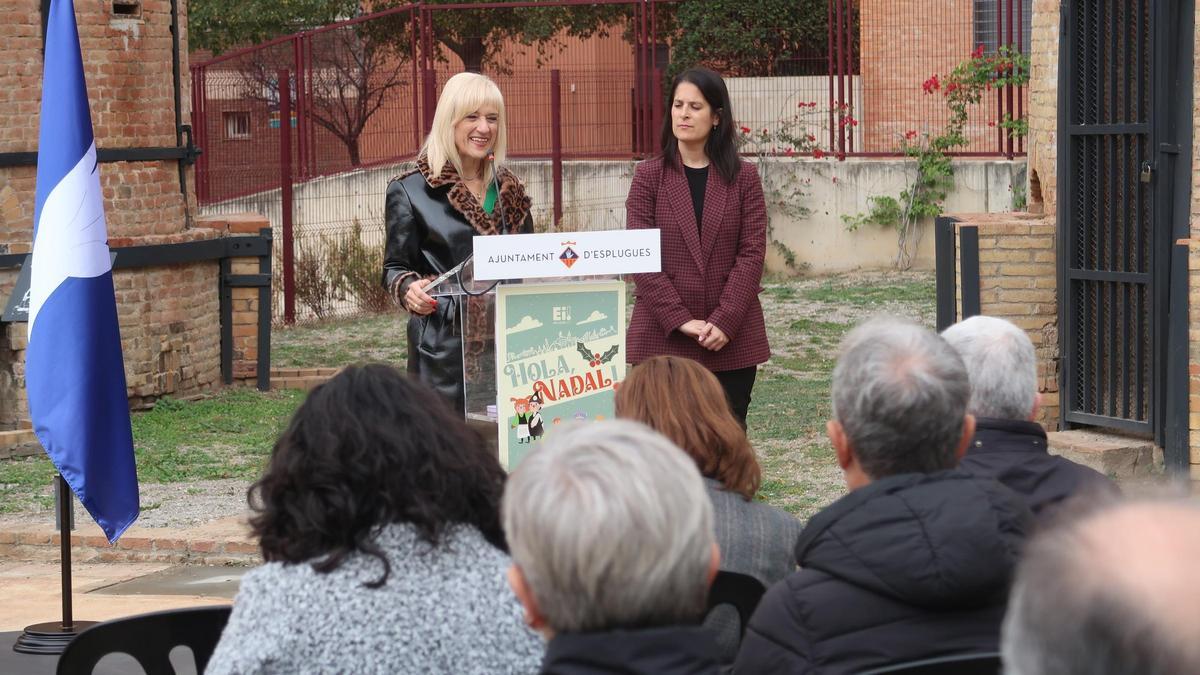 Imagen de la presentación de la campaña de Navidad en Esplgues, por parte de su alcaldesa, Pilar Díaz