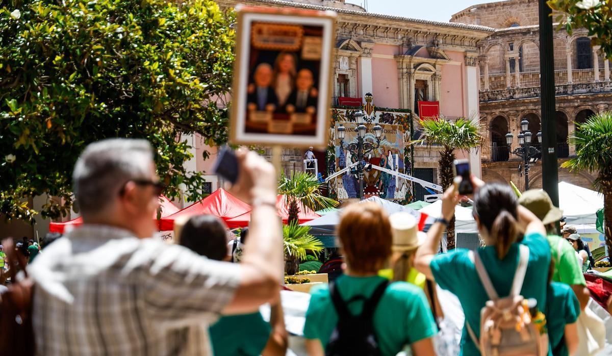 Docentes en huelga y organizadores de la fiesta del Corpus conviven en la plaza de la Virgen