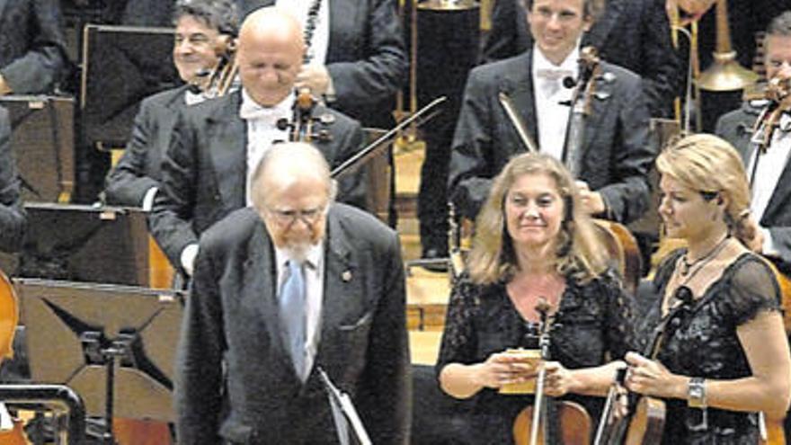 Falcón Sanabria y la Orquesta Filarmónica de Gran Canaria durante el concierto en el Alfredo Kraus.