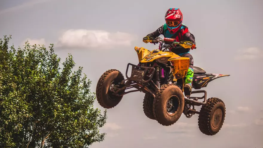 Un hombre se estampa al chocar un quad contra un muro en La Oliva