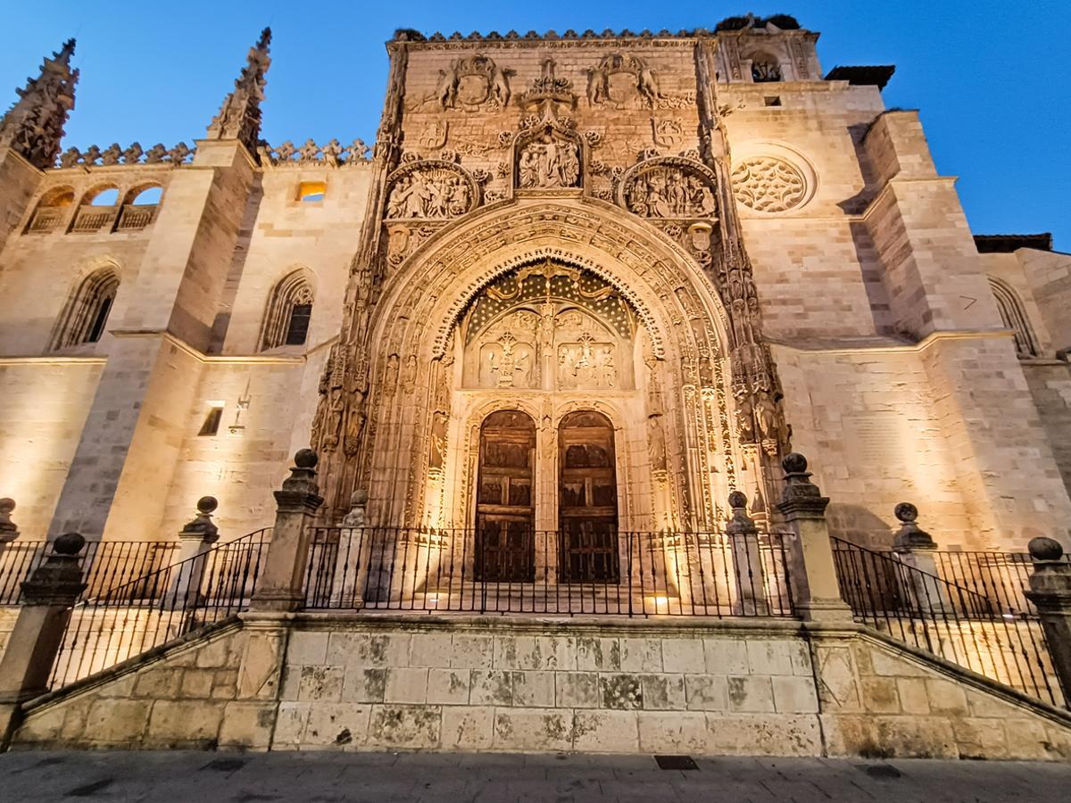 Vista de la fachada de la iglesia de Aranda de Duero