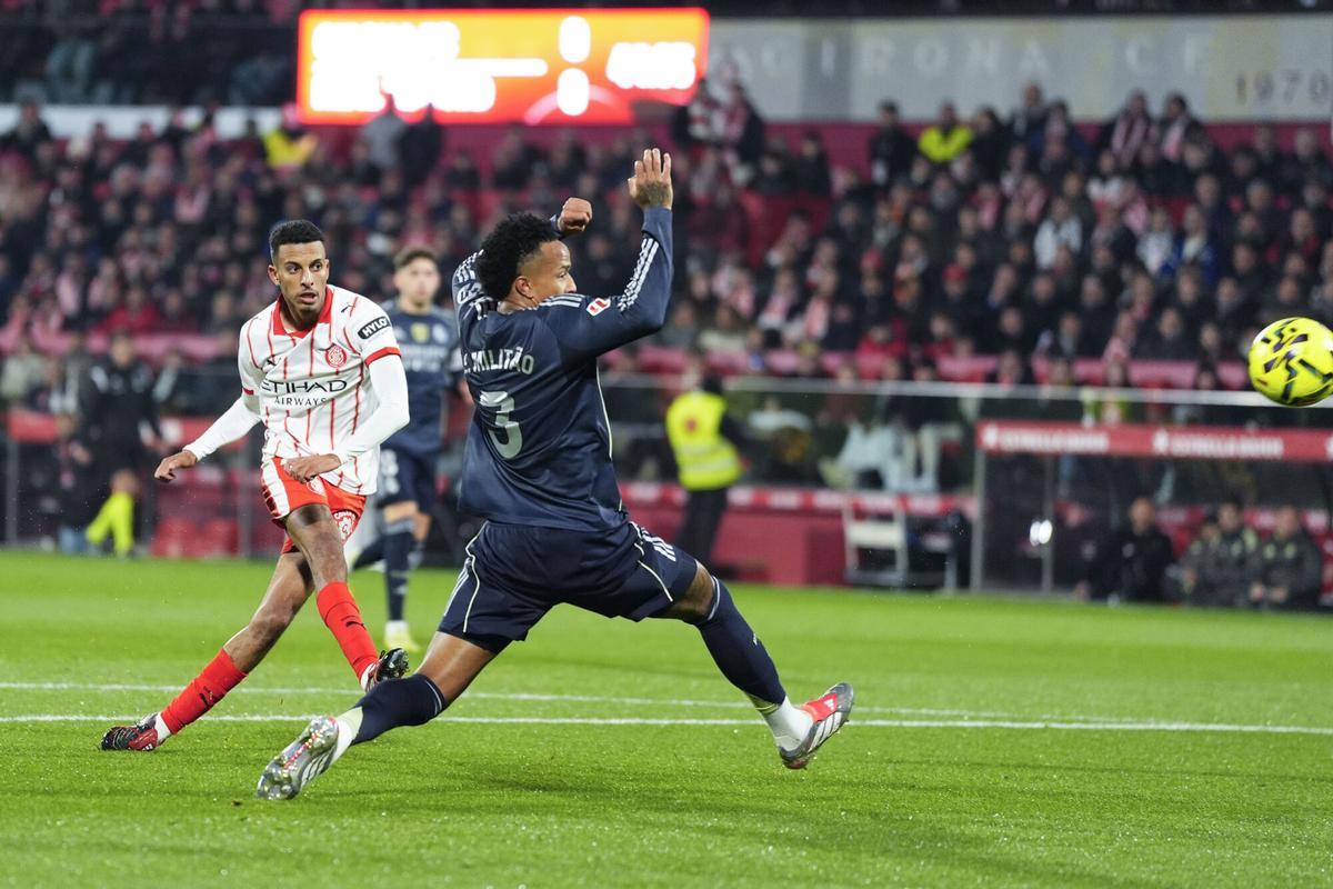 Girona midfielder Azzedine Ounahi (i) scores 1-0 during the match corresponding to matchday 14 of LaLiga between Girona and Real Madrid held at the Montilivi stadium in Girona. EFE/ Siu Wu. (Girona) (Real Madrid)