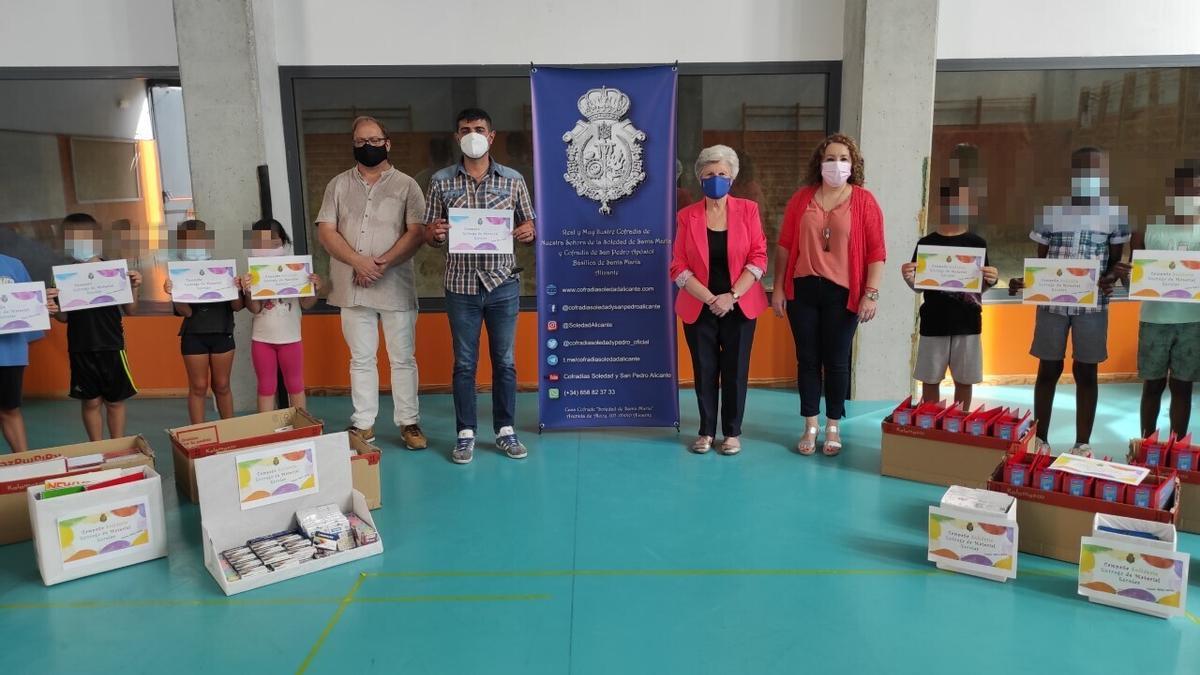 Momento de la entrega del material escolar