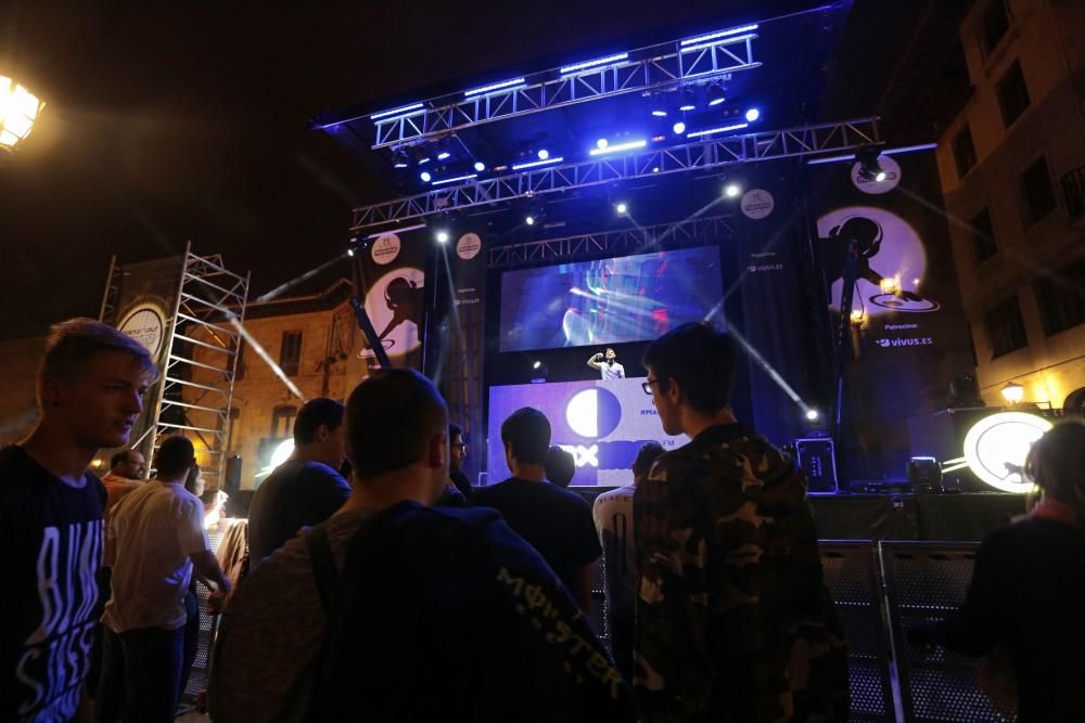 La música electrónica toma la plaza de la Catedral de Oviedo