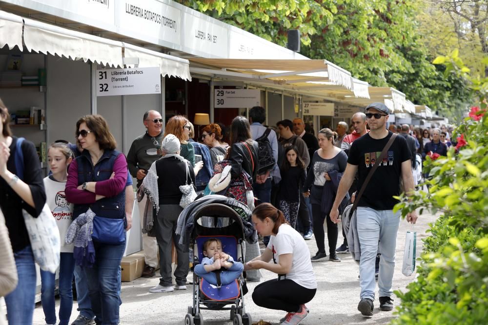 Ambiente en la Feria del Libro de València