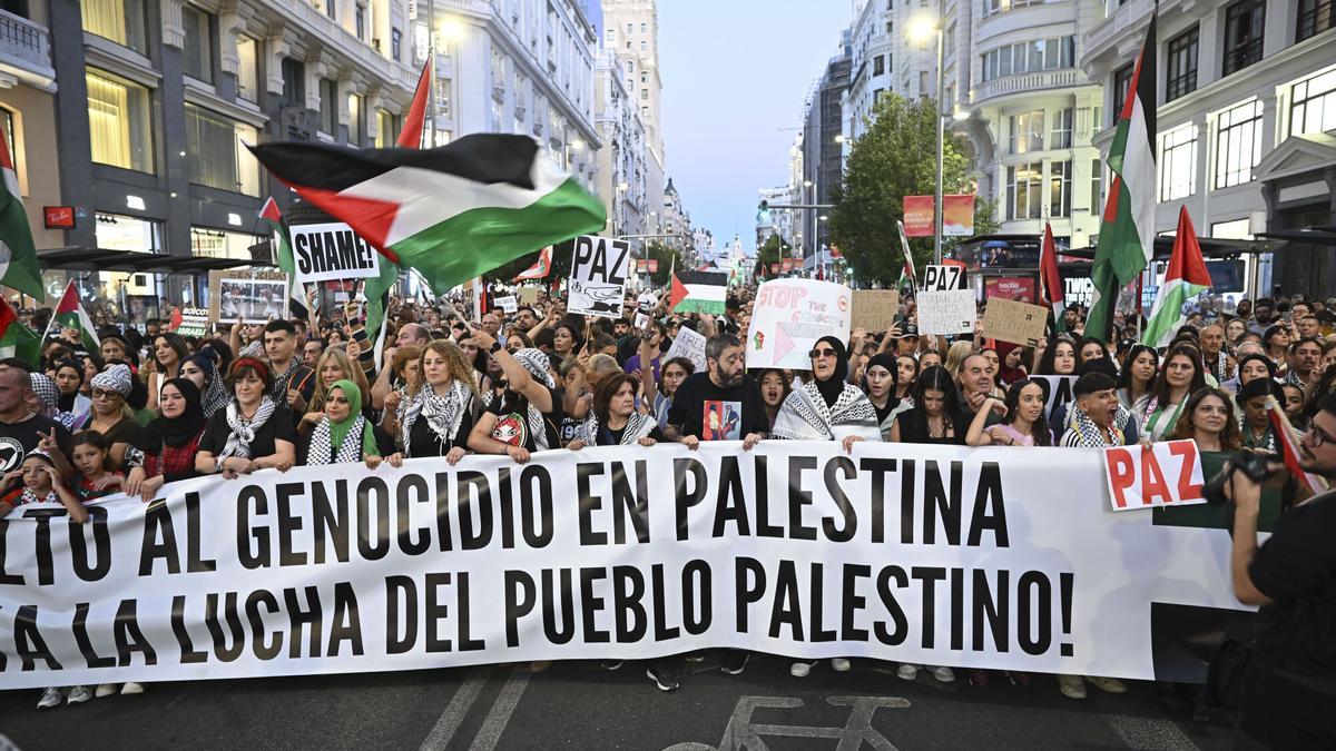 Vista de la manifestación por Palestina convocada por la Asociación Hispano Palestina Jerusalén – AHPJ, la Red Solidaria Contra la Ocupación de Palestina – RESCOP, la Campaña por el Embargo de armas a Israel, y las Asambleas de Madrid con Palestina, este sábado en Madrid.-EFE/ Fernando Villar