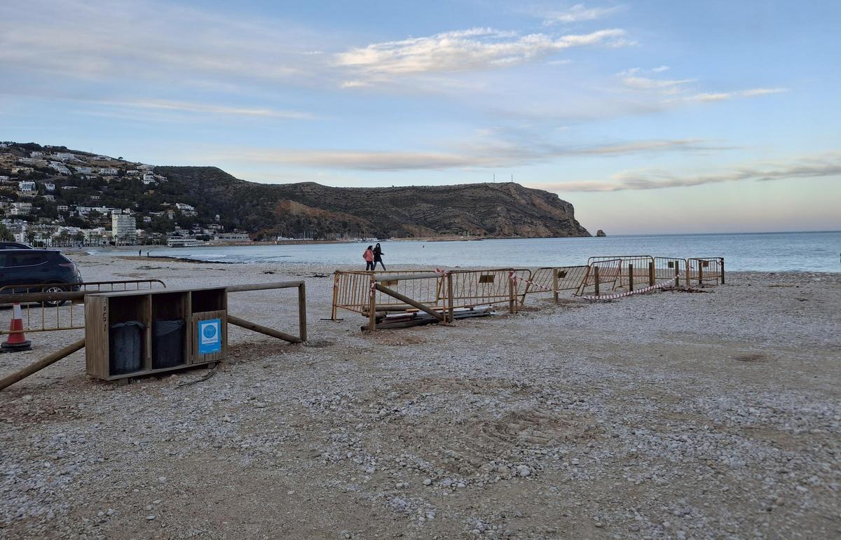 La valla de madera que se está colocando para separar el tramo de aparcamiento desmantelado y el que se sigue utilizando