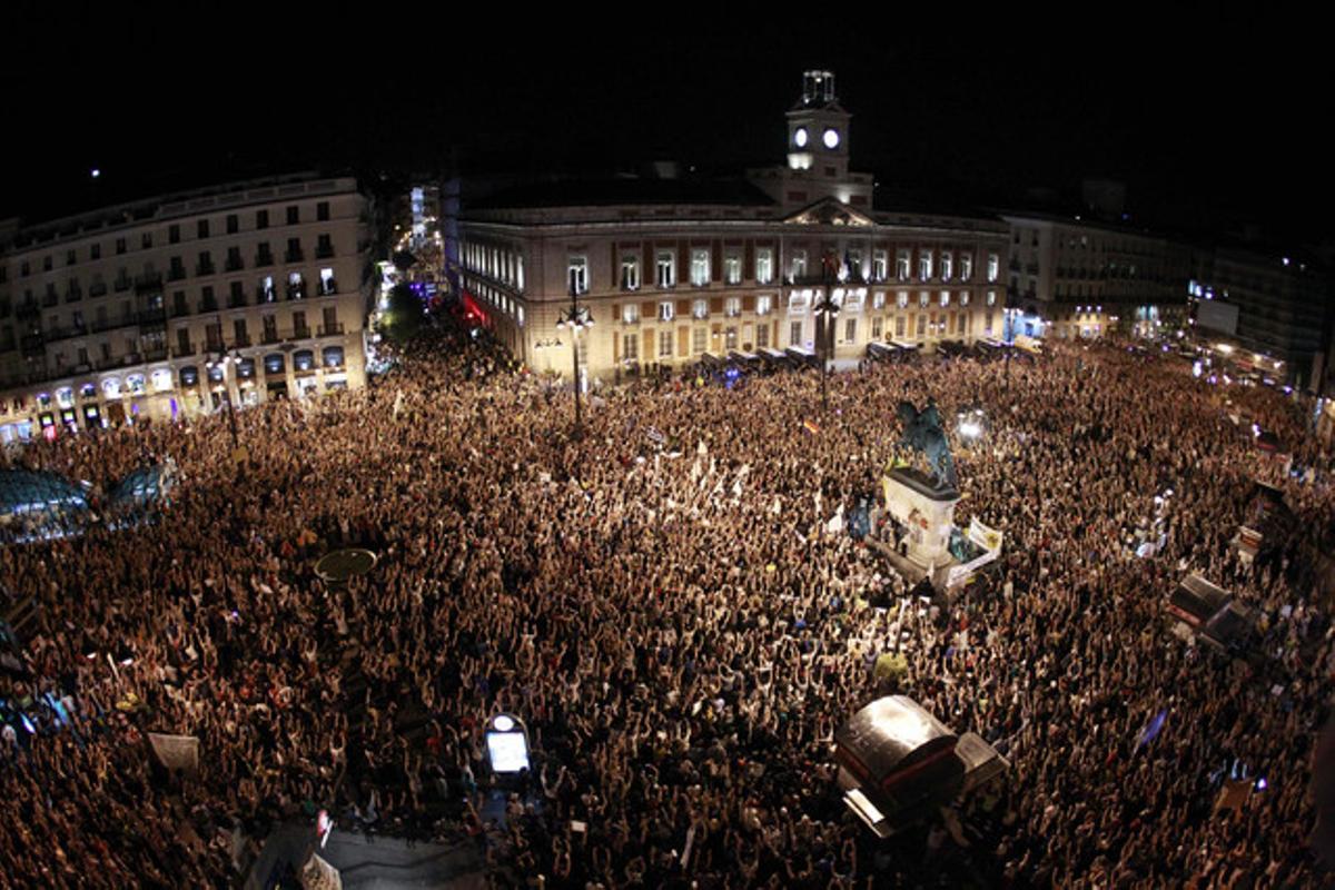 Integrants del Moviment 15-M han realitzat un crit mut a les 00:00 hores, durant la concentració que se celebra avui a la cèntrica Puerta del Sol de Madrid amb motiu del primer aniversari del moviment reivindicatiu.