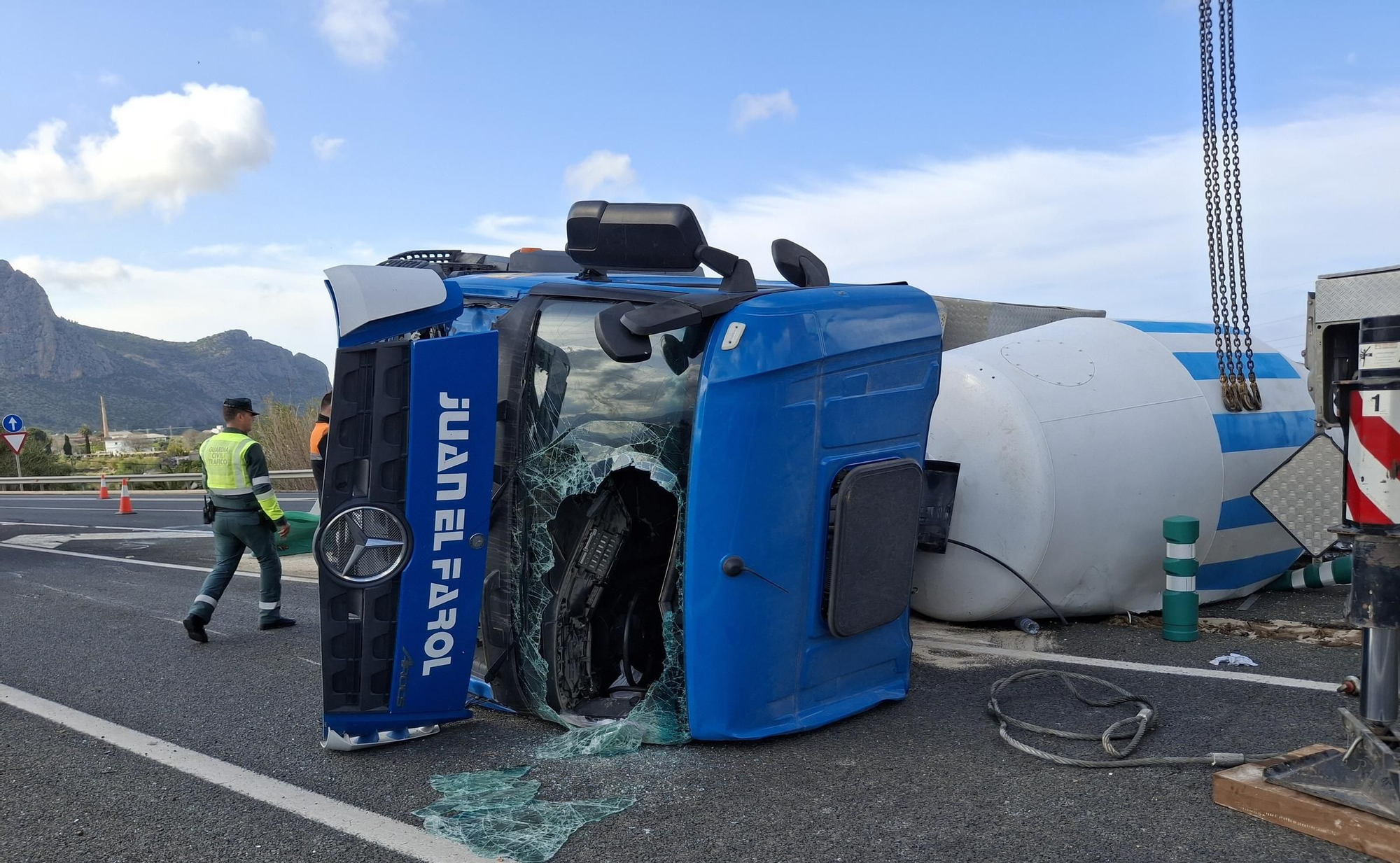 Las impactantes imágenes del accidente de un camión hormigonera en la N-332 en Ondara