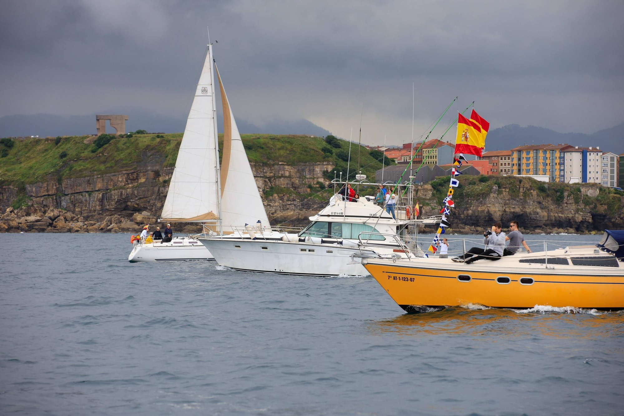En imágenes: así se despidieron más de 40 embarcaciones del "Elcano" y la "Blas de Lezo" surcando la costa de Gijón