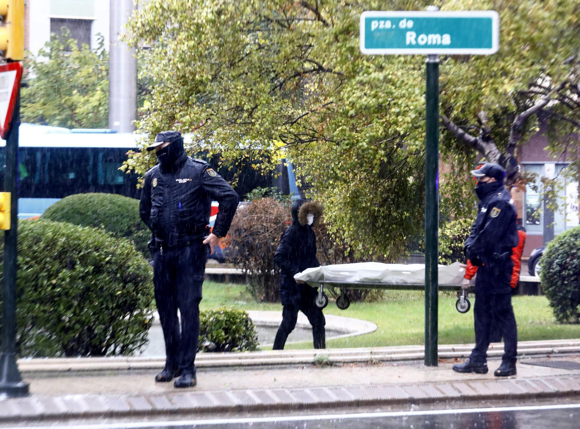 FOTOGALERÍA | Caos en la Plaza Roma después de la muerte de un hombre desnudo tras apuñalarse