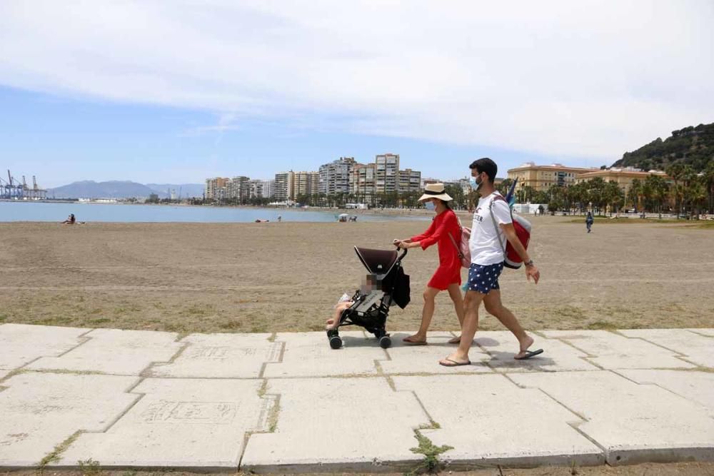 Los malagueños se lanzan a la playa