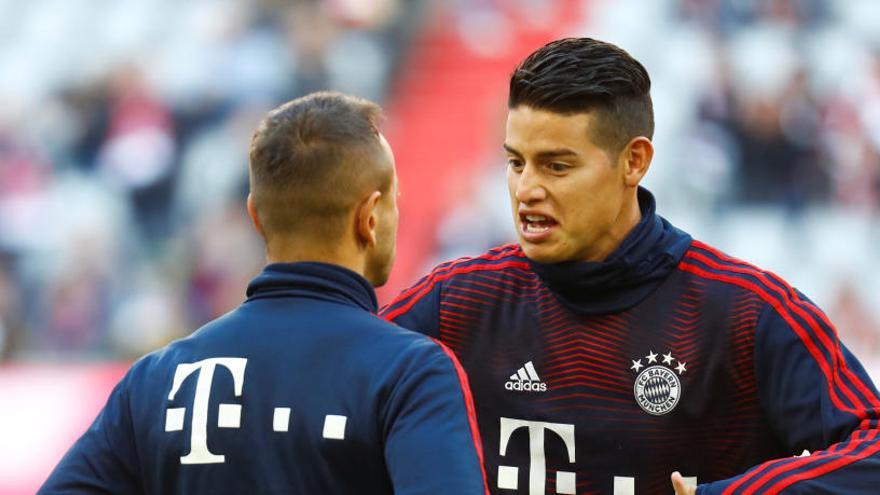 James Rodríguez habla con un compañero en el Bayern Munich.