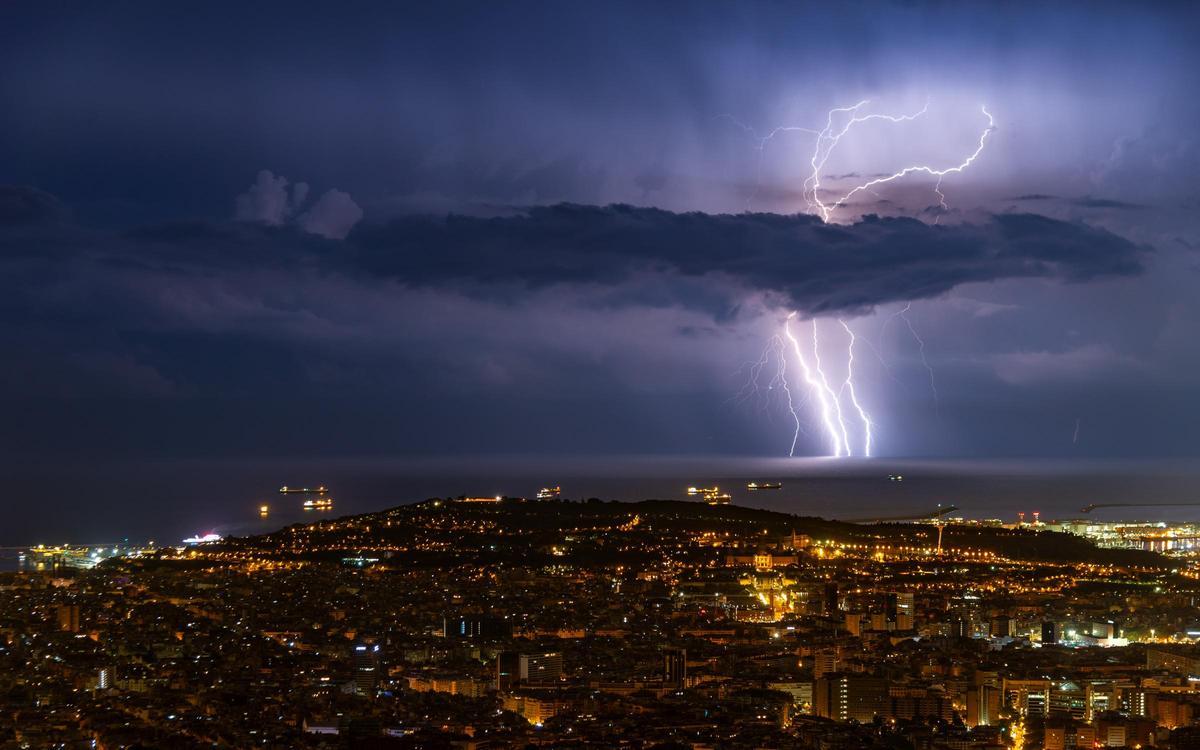 Espectacular tormenta nocturna sobre Barcelona