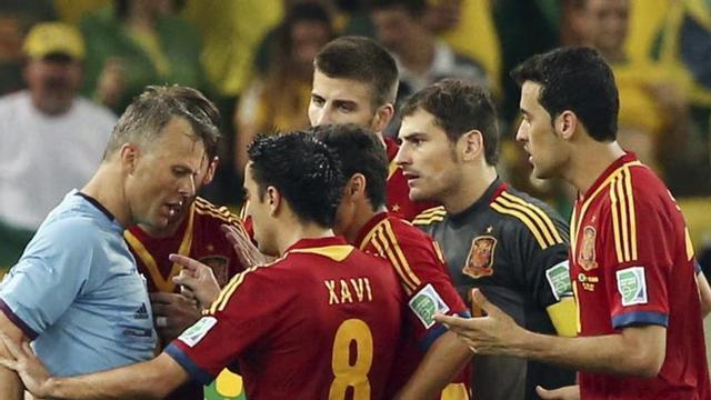 Kuipers, en un partido previo arbitrando a España.