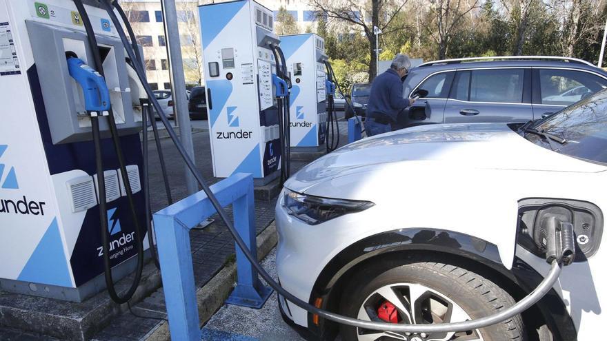 Coches eléctricos en una red de puntos de recarga  situada en Santiago / antonio hernández