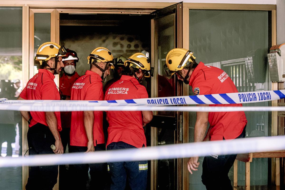 La Guardia Civil inspecciona el apartamento donde comenzó el incendio en Magaluf en busca de pruebas